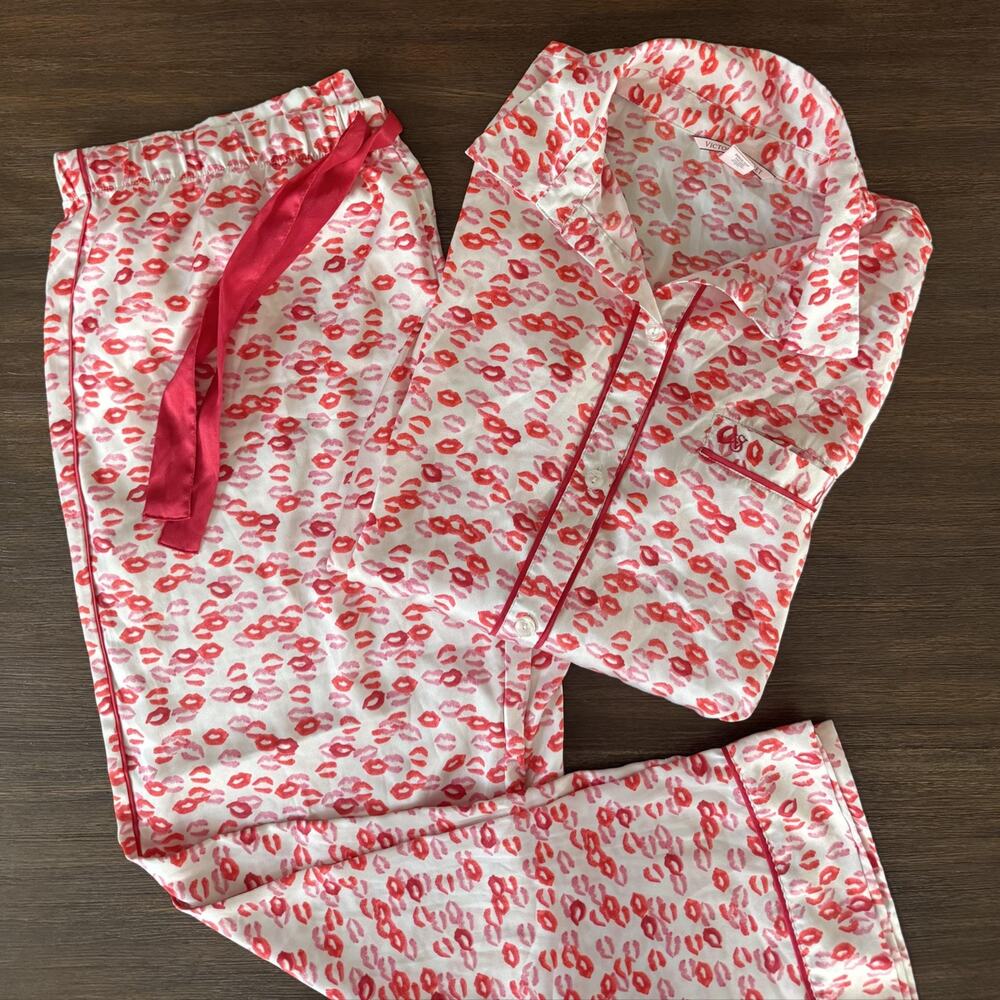 Victoria's Secret Satin Pajama Set Womens Large White Pink Kiss Print